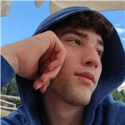 Diplomato al Liceo Scientifico tradizionale, ora iscritto a Scienze Motorie